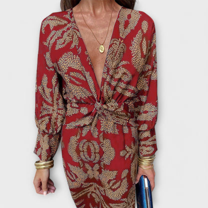 Elegant dress with long sleeves